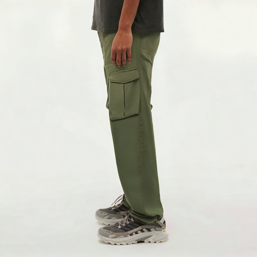 Green loose-fitting women's sports trousers
