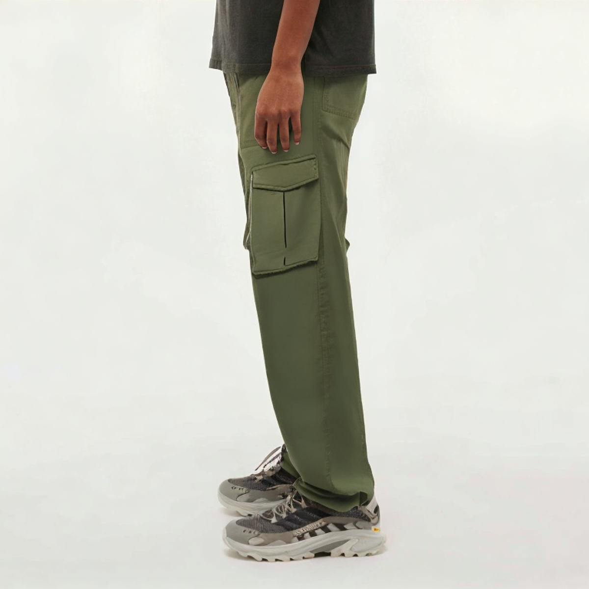 Green loose-fitting women's sports trousers